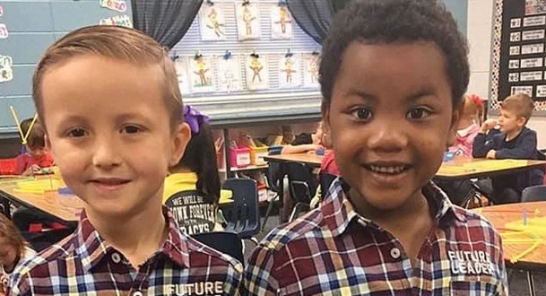 Un garçon insiste sur le fait que son frère jumeau se trouve dans sa classe   sa mère obtient de l'enseignant une photo d'eux ensemble